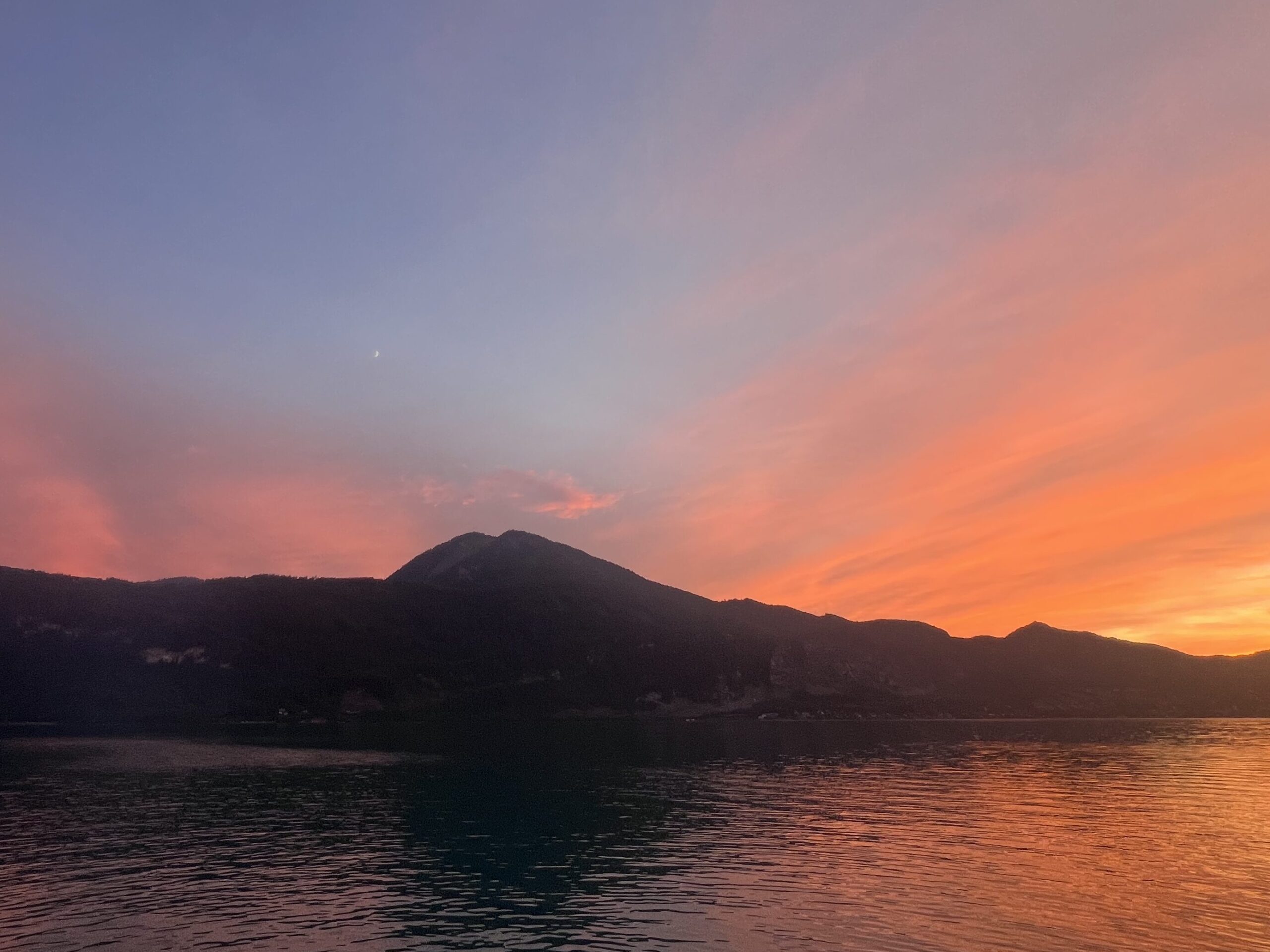 Sonnenuntergang der als Synonym für Fülle steht Sonnenuntergang, ein leuchtender Himmel, ein besonderer Moment voller Fülle und Schönheit